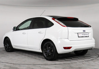 Подержанный автомобиль Ford Focus Hatchback 2011 года (7 фото)