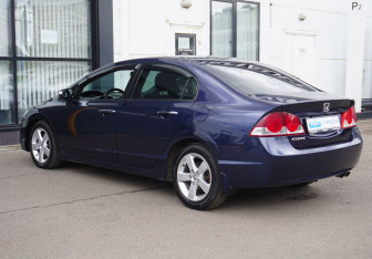 Подержанный автомобиль Honda Civic Sedan 2008 года (7 фото)