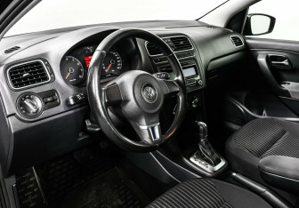 Подержанный автомобиль Volkswagen Polo Sedan 2012 года (7 фото)