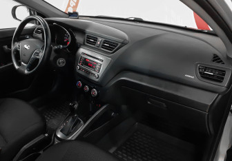 Подержанный автомобиль Kia Rio Hatchback 2016 года (9 фото)