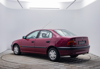 Подержанный автомобиль Toyota Avensis Sedan 1998 года (7 фото)