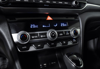 Подержанный автомобиль Hyundai Elantra Sedan 2019 года (15 фото)