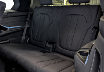 Подержанный автомобиль BMW X7 2022 года (28 фото)