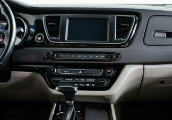 Подержанный автомобиль Kia Carnival 2017 года (6 фото)