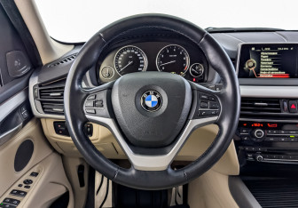 Подержанный автомобиль BMW X5 2014 года (22 фото)