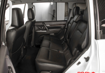 Подержанный автомобиль Mitsubishi Pajero 2021 года (10 фото)