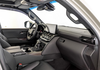 Подержанный автомобиль Toyota Land Cruiser Suv 2022 года (11 фото)