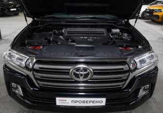 Подержанный автомобиль Toyota Land Cruiser Suv 2015 года (9 фото)