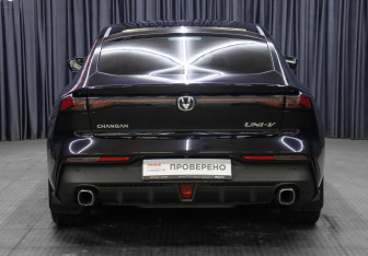 Подержанный автомобиль Changan UNI-V 2023 года (6 фото)