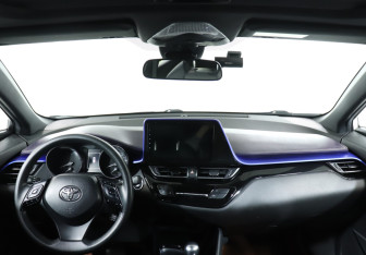 Подержанный автомобиль Toyota C-HR 2021 года (12 фото)