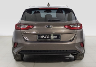 Подержанный автомобиль Kia Ceed Hatchback 2020 года (6 фото)