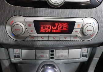 Подержанный автомобиль Ford Focus Sedan 2009 года (18 фото)