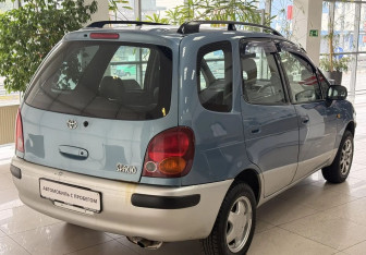 Подержанный автомобиль Toyota Corolla Spacio 1998 года (5 фото)