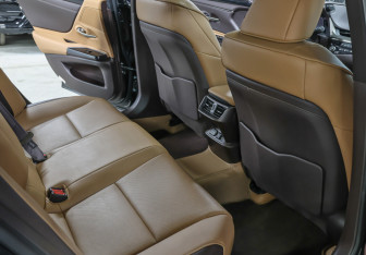 Подержанный автомобиль Lexus ES 2020 года (12 фото)