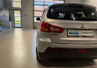 Подержанный автомобиль Mitsubishi ASX 2011 года (8 фото)
