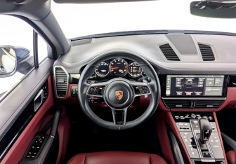 Подержанный автомобиль Porsche Cayenne 2018 года (22 фото)