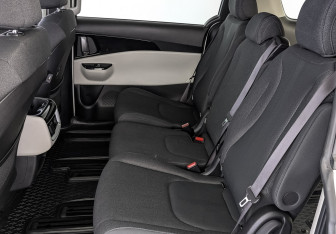 Подержанный автомобиль Kia Carnival 2021 года (18 фото)