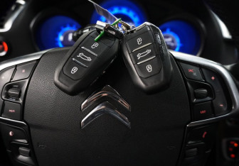 Подержанный автомобиль Citroen C4 Sedan 2013 года (16 фото)