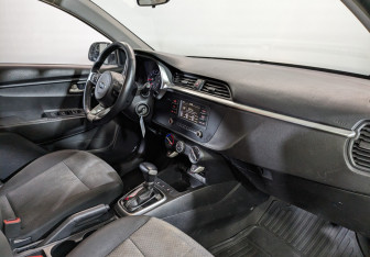 Подержанный автомобиль Kia Rio Hatchback 2021 года (12 фото)