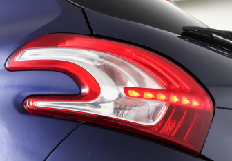 Подержанный автомобиль Peugeot 208 2013 года (22 фото)