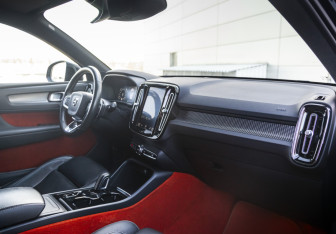 Подержанный автомобиль Volvo XC40 2019 года (10 фото)