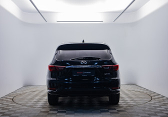 Подержанный автомобиль Infiniti QX60 2018 года (6 фото)