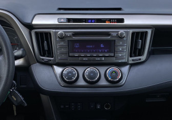 Подержанный автомобиль Toyota RAV4 2013 года (12 фото)