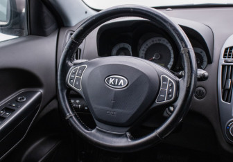 Подержанный автомобиль Kia Ceed Wagon 2007 года (15 фото)