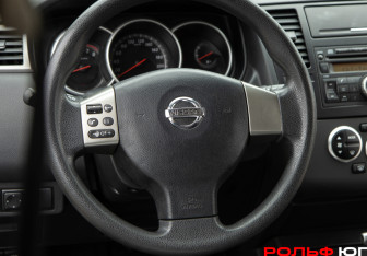 Подержанный автомобиль Nissan Tiida Hatchback 2011 года (11 фото)