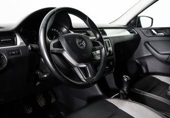 Подержанный автомобиль Skoda Rapid Liftback 2017 года (7 фото)