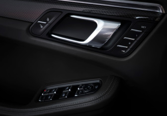 Подержанный автомобиль Porsche Macan 2014 года (20 фото)