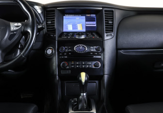 Подержанный автомобиль Infiniti QX70 2015 года (14 фото)