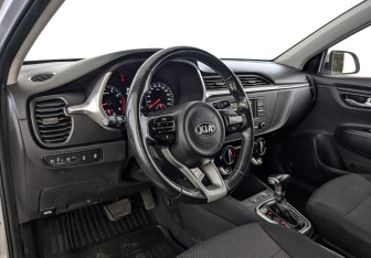 Подержанный автомобиль Kia Rio Hatchback 2021 года (14 фото)