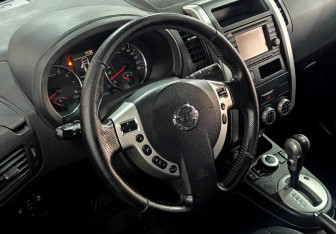 Подержанный автомобиль Nissan X-Trail 2013 года (12 фото)