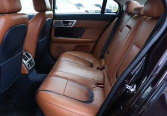 Подержанный автомобиль Jaguar XF Sedan 2012 года (10 фото)