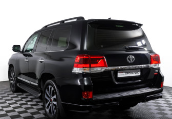 Подержанный автомобиль Toyota Land Cruiser Suv 2019 года (7 фото)