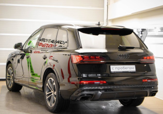 Подержанный автомобиль Audi Q7 2024 года (6 фото)