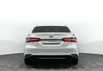 Подержанный автомобиль Toyota Camry Sedan 2018 года (6 фото)