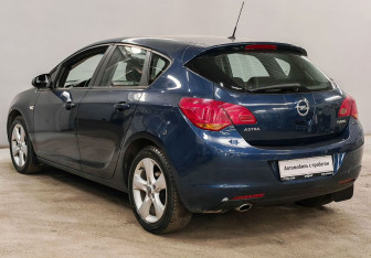 Подержанный автомобиль Opel Astra Hatchback 2011 года (7 фото)