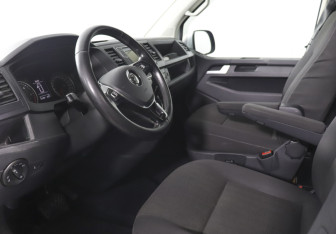 Подержанный автомобиль Volkswagen Caravelle 2015 года (13 фото)