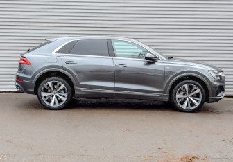 Подержанный автомобиль Audi Q8 2021 года (4 фото)