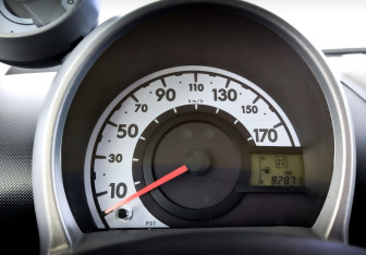 Подержанный автомобиль Peugeot 107 2013 года (13 фото)