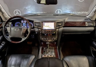 Подержанный автомобиль Lexus LX 2010 года (14 фото)