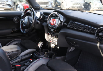 Подержанный автомобиль MINI Hatch 2019 года (9 фото)