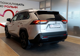 Подержанный автомобиль Toyota RAV4 2021 года (6 фото)