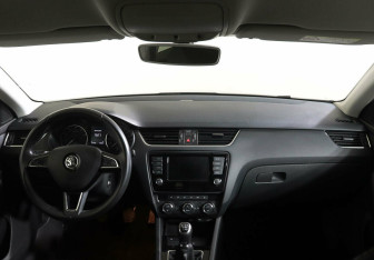 Подержанный автомобиль Skoda Octavia Liftback 2016 года (8 фото)