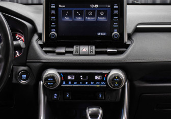 Подержанный автомобиль Toyota RAV4 2021 года (15 фото)