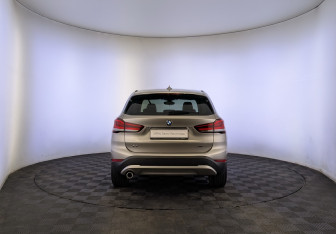 Подержанный автомобиль BMW X1 2021 года (6 фото)