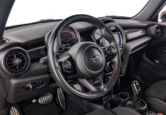 Подержанный автомобиль MINI Hatch 2019 года (15 фото)