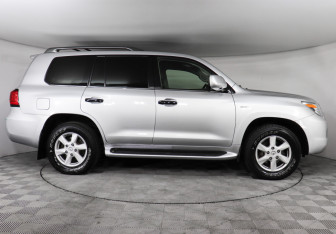 Подержанный автомобиль Lexus LX 2008 года (4 фото)